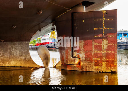 Nahaufnahme von einem Schiff Propeller und Ruder. Stockfoto