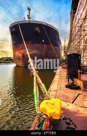 Schiff vertäut am Kai in Werft - Blick vom Bug. Stockfoto