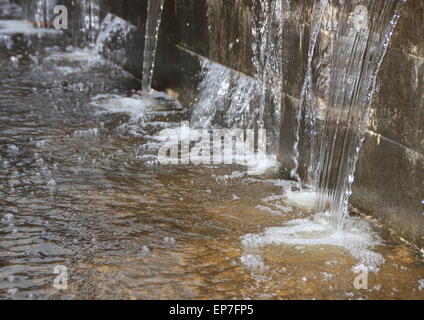 Perspektive der Wasser drücken durch Betonwand und in pool Stockfoto