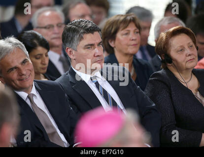 Aachen, Deutschland. 14. Mai 2015. Croatian Prime Minister Zoran Milanovic (C) folgt die Verleihung des International Charlemagne Prize 2015 in Aachen, Deutschland, 14. Mai 2015. Präsident des Europäischen Parlaments Martin Schulz wurde der Karlspreis verliehen. Foto: OLIVER BERG/Dpa/Alamy Live News Stockfoto