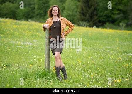 Münsingen, Deutschland. 14. Mai 2015. Schauspielerin Irene Fischer posiert in Münsingen, Deutschland, 14. Mai 2015. Eine feierliche Linde gepflanzt wurde zum 30. Geburtstag der bekannten ARD-Serie "Lindenstraße." Foto: DANIEL NAUPOLD/Dpa/Alamy Live News Stockfoto