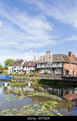 Fachwerk-Häuschen am Tewkesbury Wasser auf die Mühle Avon, Tewkesbury, Gloucestershire, England, UK Stockfoto