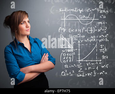 Schönes Schulmädchen denken über komplexe mathematische Zeichen Stockfoto