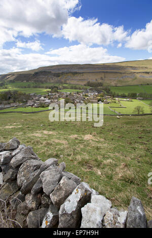 Dorf von Kettlewell, Yorkshire, England. Malerische Aussicht von Wharfedale mit dem Dorf Kettlewell im Vordergrund. Stockfoto