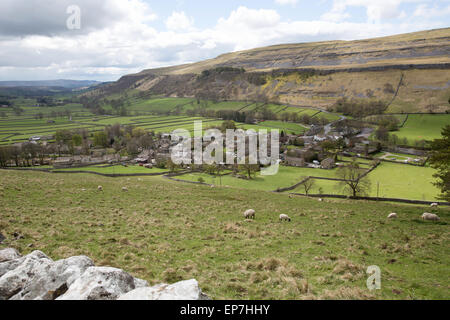 Dorf von Kettlewell, Yorkshire, England. Malerische Aussicht von Wharfedale mit dem Dorf Kettlewell im Vordergrund. Stockfoto