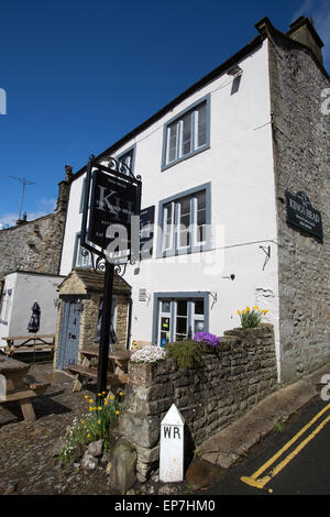 Dorf von Kettlewell, Yorkshire, England. Malerische Aussicht des 18. Jahrhunderts Königs Kopf Gastwirtschaft. Stockfoto