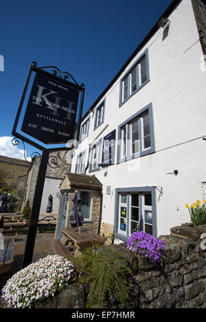 Dorf von Kettlewell, Yorkshire, England. Malerische Aussicht des 18. Jahrhunderts Königs Kopf Gastwirtschaft. Stockfoto