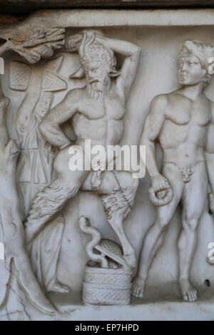 Sarkophag mit dionysischen zeremonielle Prozession. Satyr. Römischer Zeit. Relief. 160-180 N. CHR.. Stockfoto