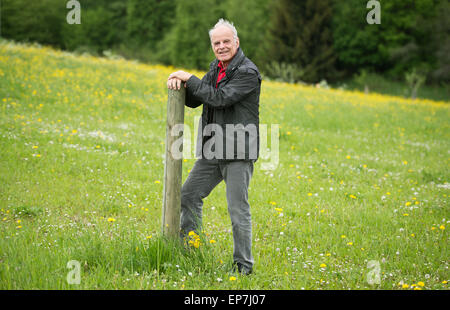 Münsingen, Deutschland. 14. Mai 2015. Schauspieler Knut Hinz posiert in Münsingen, Deutschland, 14. Mai 2015. Eine feierliche Linde gepflanzt wurde zum 30. Geburtstag der bekannten ARD-Serie "Lindenstraße." Foto: DANIEL NAUPOLD/Dpa/Alamy Live News Stockfoto