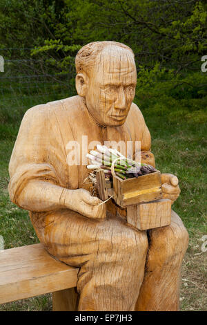 Formby, Southport, Merseyside, Großbritannien, 14. Mai 2015. Carbed Holz- Familie Statue des Vaters von Herrn David Brooks von Formby Spargel. Larkhill Bauernhof ist die dritte Generation der Bach Familie von lokalen Bauern, die Bereiche von Dune erhoben haben und diese Sandy landet arbeitete auf dem Formby Küste Spargel wachsen, eine örtliche Spezialität, welche noch in der kurzen Saison zwischen Mai und 21. Juni genossen werden können. Der National Trust hat vor kurzem errichteten geschnitzte Statuen entlang der neuen Spur der traditionellen Anbau des Ernteguts zu markieren, in sandigen Böden, und mit einem günstigen Klima durch das Meer erwärmt Stockfoto