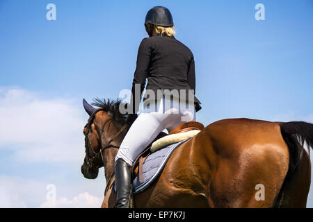 Ein Reiter auf Pferd im Wettbewerb im Pferdesport-Turnier Stockfoto