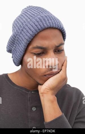 Mann in Mütze Hut mit Kopf zum denken Stockfoto