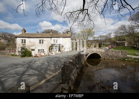 Dorf von Malham, Yorkshire, England. Malerische Aussicht von Malham Beck (Stream) an der Kreuzung der Cove Road und Finkle Street. Stockfoto