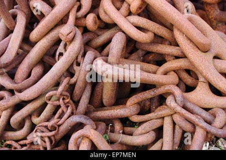 Closeup auf Haufen von Rusty Industriekette Hintergrundtextur Stockfoto