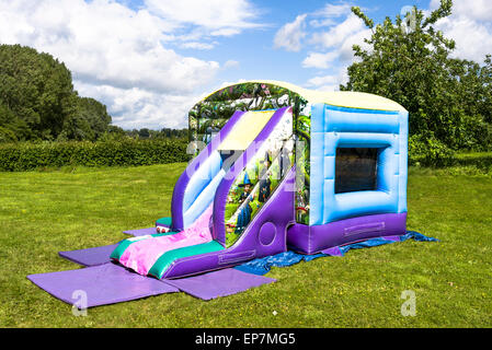 Aufgeblasenen Hüpfburg bereit für ein Outdoor-Kinder-party Stockfoto