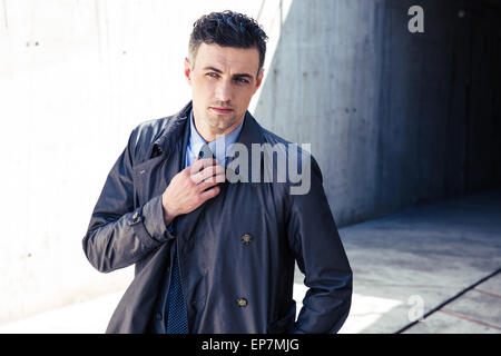 Porträt eines durchdachten Geschäftsmann wegschauen Stockfoto