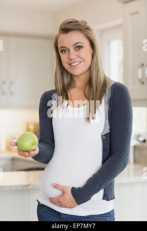 Schwangere Frau einen Apfel in ihren Händen hält Stockfoto