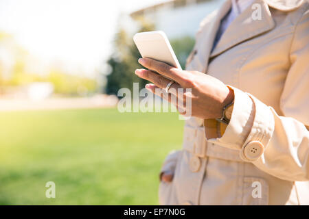 Nahaufnahme Bild von einer weiblichen Hand hält smartphone Stockfoto