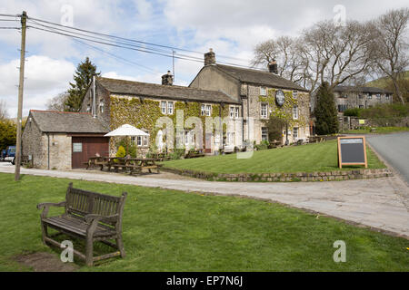 Dorf von Malham, Yorkshire, England. Malerische Aussicht von Malham Lister Arms Hotel. Stockfoto