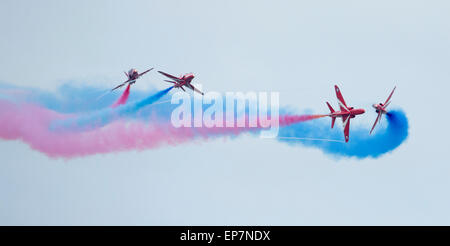 ROTE PFEILE FLIEGEN DURCH IHRE WIRBELNDEN FARBIGEN RAUCH STUDIEN. Stockfoto