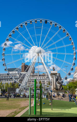 Die Manchester Wheel Touristenattraktion in Piccadilly Gardens, Stadtzentrum von Manchester, England Stockfoto