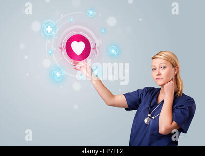 Junge Krankenschwester, die moderne medizinische Art der Knöpfe drücken Stockfoto