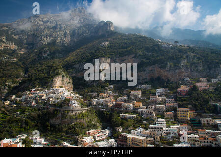 Mächtige Berge Zwerg der Stadt Positano an der Amalfi Küste, Kampanien, Italien Stockfoto