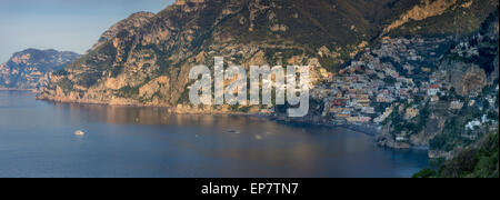 Am frühen Morgen Blick auf Positano und Amalfi Küste, Kampanien, Italien Stockfoto