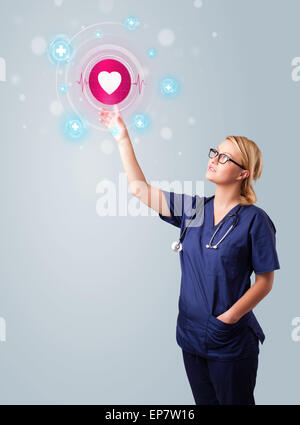 Junge Krankenschwester, die moderne medizinische Art der Knöpfe drücken Stockfoto