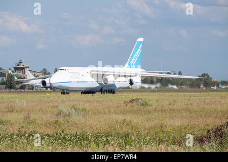 Gostomel, Ukraine - 20. Juli 2012: Antonov Airlines An-124 Ruslan abheben von der Startbahn Stockfoto