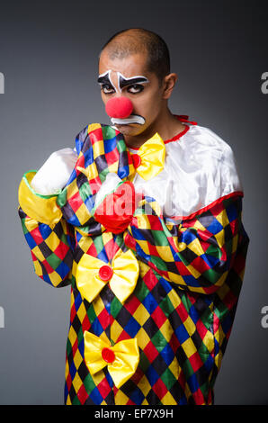 Traurige Clown vor einem dunklen Hintergrund Stockfoto