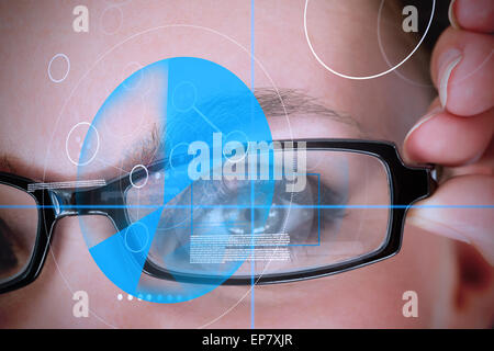 Frau mit Brille mit blauen Identifikationstechnik Stockfoto