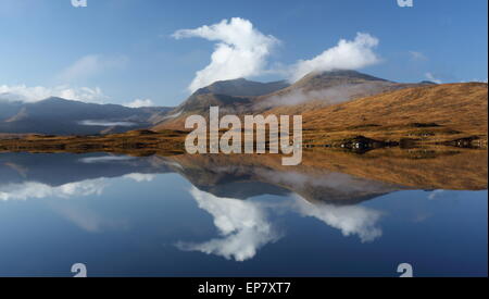 Reflexionen im Loch Ba mit den Morgennebel, Reinigung von Clach Leathad und Meall ein "Bhuiridh auf Rannoch Moor. Stockfoto