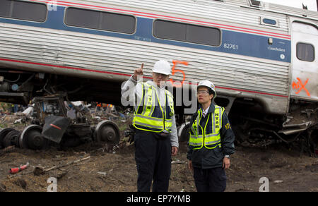 Philadelphia, Pennsylvania, USA. 12. Mai 2015. NTSB Unfall Ermittler befragen die Trümmer der Amtrak Zug #188 am Unfallort 12. Mai 2015 in Philadelphia, PA. Acht Menschen wurden getötet und mehr als 200 wurden verletzt, als der Zug entgleist. Stockfoto