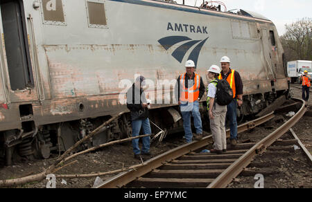 Philadelphia, Pennsylvania, USA. 12. Mai 2015. NTSB Unfall Ermittler befragen die Trümmer der Amtrak Zug #188 am Unfallort 12. Mai 2015 in Philadelphia, PA. Acht Menschen wurden getötet und mehr als 200 wurden verletzt, als der Zug entgleist. Stockfoto