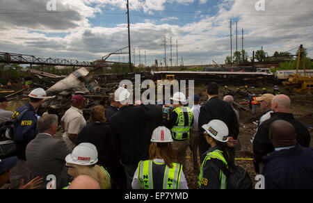 Philadelphia, Pennsylvania, USA. 12. Mai 2015. NTSB Unfall Ermittler befragen die Trümmer der Amtrak Zug #188 am Unfallort 12. Mai 2015 in Philadelphia, PA. Acht Menschen wurden getötet und mehr als 200 wurden verletzt, als der Zug entgleist. Stockfoto