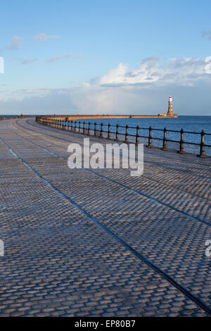 Roker Mole und Leuchtturm, Sunderland, Tyne and Wear. Stockfoto