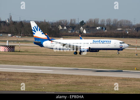 Sun Express Boeing 737-800 landet auf dem Flughafen Düsseldorf International, Deutschland. Stockfoto