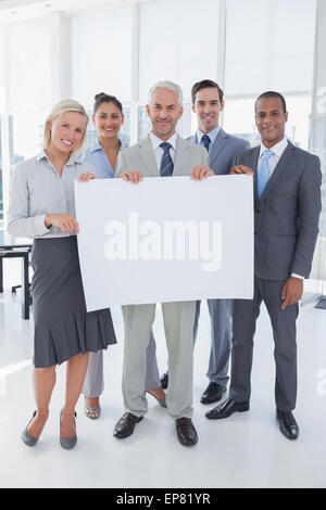 Happy Business-Team hält große leeres Plakat Stockfoto