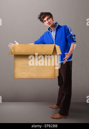 GOOG aussehenden Mann mit einer leeren braunen Karton Stockfoto