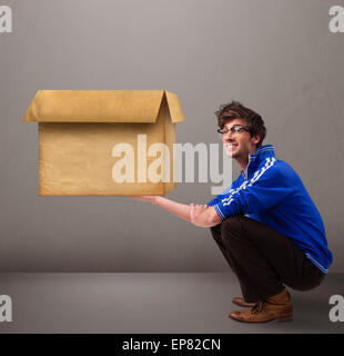 GOOG aussehenden Mann mit einer leeren braunen Karton Stockfoto