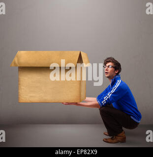 GOOG aussehenden Mann mit einer leeren braunen Karton Stockfoto