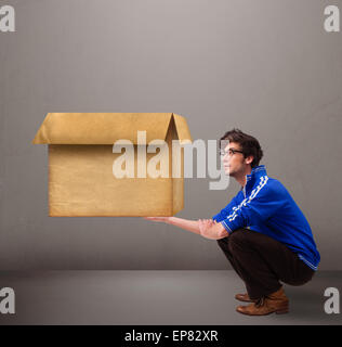 GOOG aussehenden Mann mit einer leeren braunen Karton Stockfoto