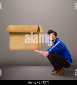 GOOG aussehenden Mann mit einer leeren braunen Karton Stockfoto