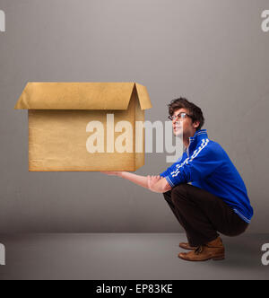 GOOG aussehenden Mann mit einer leeren braunen Karton Stockfoto