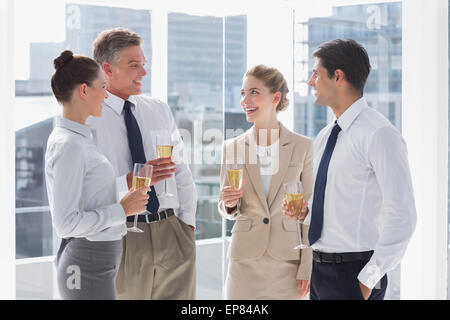 Gruppe von fröhlichen Geschäftsleute ihre Flöten Champagner Klirren Stockfoto