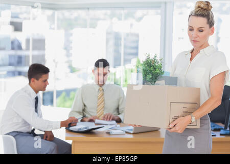 Geschäftsfrau, Ausscheiden aus dem Amt nach gefeuert Stockfoto