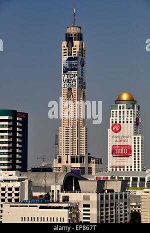 Bangkok, Thailand: The Baiyoke Tower, Bangkok höchste Gebäude, mit Werbung für BMW-Fahrzeuge Stockfoto