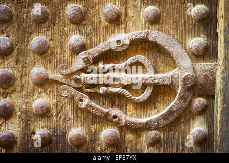 Medina von Fes - Detail der alten Holztür in Medina. Eisernen zwinge Symbol für die Hand der Fatima. Marokko, Afrika Stockfoto