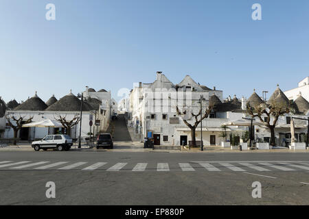 Trulli Häuser und einen Zebrastreifen in Rione Monte Bezirk von Alberobello in Apulien, Italien. Alberobello ist eine UNESCO-Welt-er Stockfoto